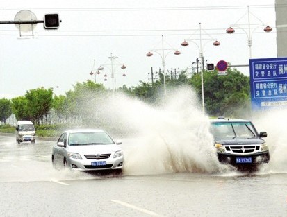 防抗臺風“蘇拉”：榕城風雨急 市政排澇忙