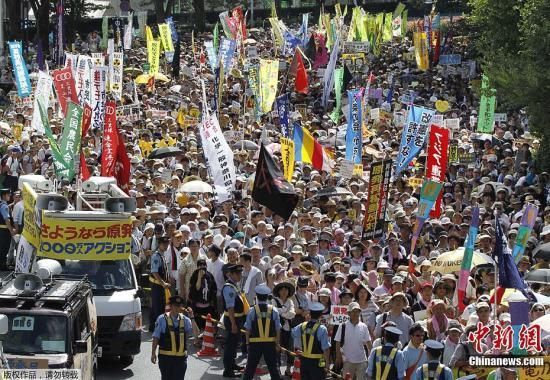 資料圖：當?shù)貢r間7月16日，日本東京爆發(fā)“再見核電站”大集會。據(jù)主辦方透露，約有17萬人參加了此次活動。集會者呼吁關閉日本所有核電站，實現(xiàn)“無核化”。