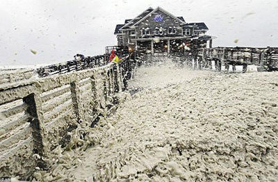 當地時間10月28日，颶風“桑迪”席卷美國北卡羅來納州馬頭鎮(zhèn)，大風使岸邊堆起了厚厚的泡沫