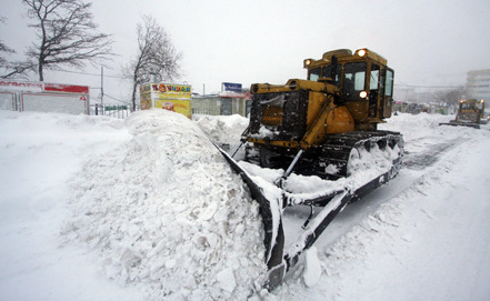 鏟車在清理俄羅斯道路上的積雪。