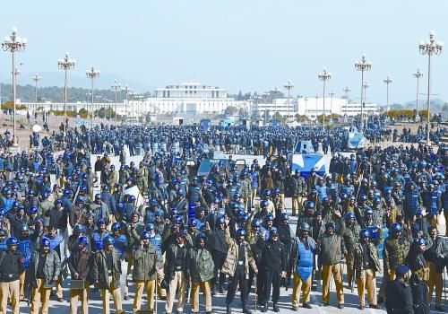 15日上午，大批警察在巴基斯坦首都伊斯蘭堡總統(tǒng)府前警戒。