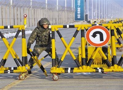 2月13日，朝韓邊境，韓國方面在通往朝鮮金剛山工業(yè)園區(qū)的韓國道路上設(shè)置路障。