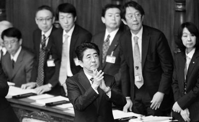 2月28日，日本首相安倍晉三（中）在國(guó)會(huì)鼓掌。他當(dāng)天說(shuō)，希望與中韓重新交好。