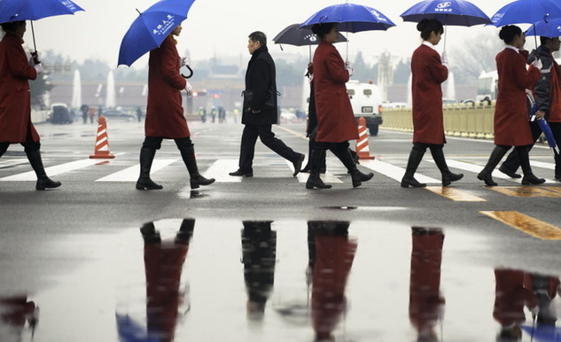 兩會花絮：大會堂前的雨趣