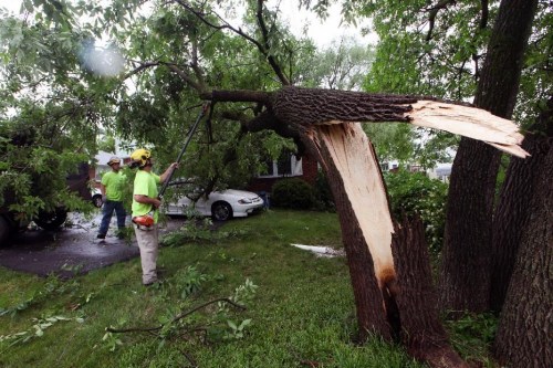 大風(fēng)暴雨襲擊美國東部大面積地區(qū)斷電2人遇難