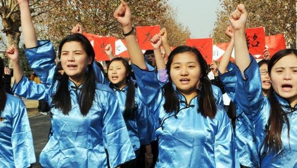 安徽亳州大學(xué)生銘記歷史 紀(jì)念國(guó)家首個(gè)公祭日