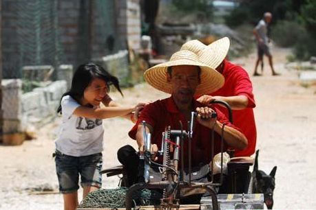 小丹容幫父親推著三輪車(chē)出門(mén)撿瓶子