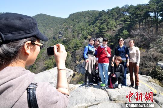 3月8日，廬山陽(yáng)光明媚，春意盎然，該山連續(xù)十年在“三八國(guó)際婦女節(jié)”對(duì)女性游客免費(fèi)?！±钪覗|　攝