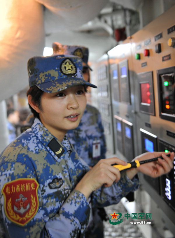 電工女艦員檢查設(shè)備。本網(wǎng)通訊員 王松岐 攝