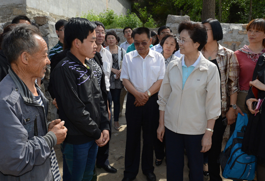 宋秀巖在白石口村深入農(nóng)戶慰問貧困兒童，了解孩子學(xué)習(xí)生活情況，鼓勵孩子自強(qiáng)奮進(jìn)。記者 徐建軍 攝