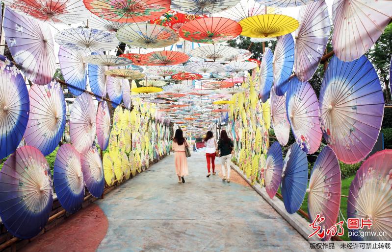 瀘州萬(wàn)把非遺油紙傘“開花”迎國(guó)慶