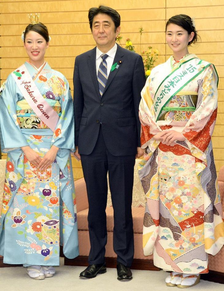 安倍接見(jiàn)日本櫻花女王、綠色女神