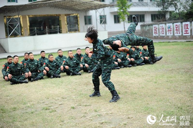 女子特警隊老兵在進行擒敵訓練。（圖片由四川武警涼山支提供）