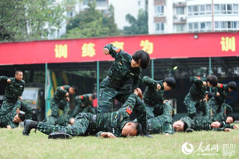 女子特種兵招招制敵。（圖片由四川武警涼山支提供）