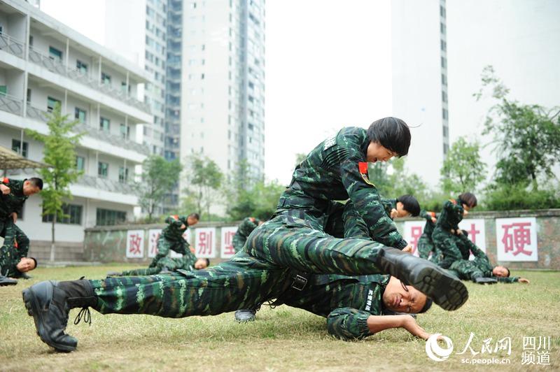 四川總隊(duì)女子特警隊(duì)老兵正在進(jìn)行擒敵訓(xùn)練。（圖片由四川武警涼山支提供）