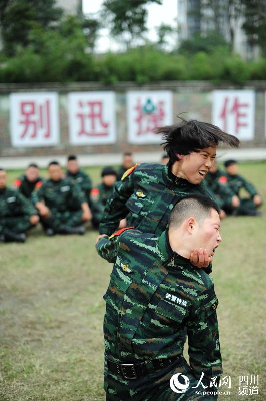 武警四川總隊(duì)女子特警隊(duì)老兵最后一次進(jìn)行擒敵訓(xùn)練。（圖片由四川武警涼山支提供）