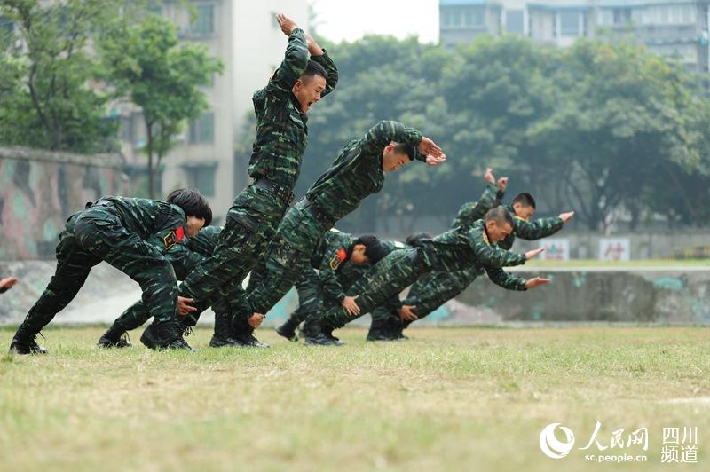 訓練場上，與男兵一比高低。（圖片由四川武警涼山支提供）