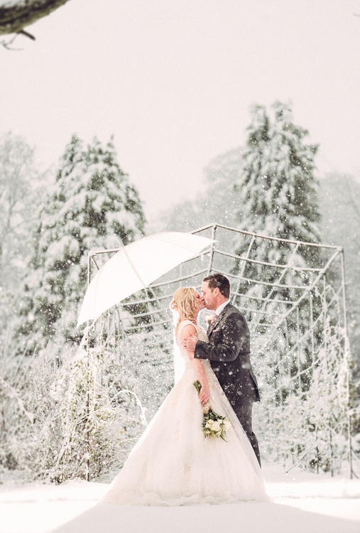 新婚夫婦暴雪婚禮 夢幻景色似上帝禮物