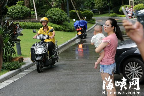 男童被撞身亡后，送外賣、快遞的電動車昨仍頻頻進(jìn)入該小區(qū)