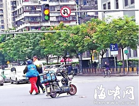 熊孩子耍脾氣躺路中 外賣(mài)小哥將其勸離