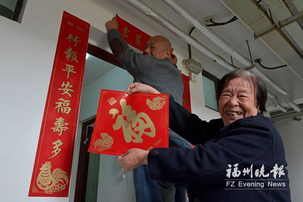 在女兒家住了8年后 74歲依姆搬進(jìn)公租房倍感溫馨