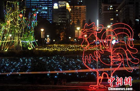 2月7日晚，福州溫泉公園里各種彩燈將公園裝扮的流光溢彩?！埍蟆z