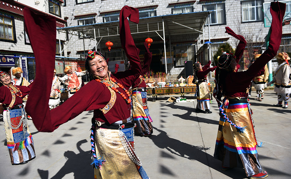 2月27日，拉薩市城關區(qū)阿壩林卡社區(qū)老年文藝隊表演舞蹈。