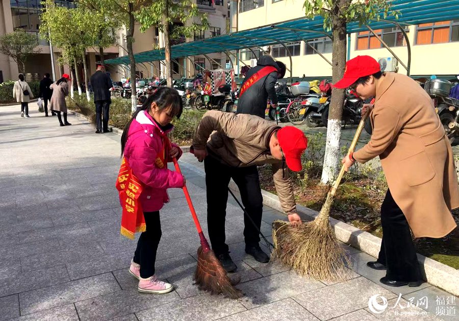   “學(xué)雷鋒”：邵武市通泰街道三里亭社區(qū)等舉辦“弘揚雷鋒精神 爭做時代新人”活動。楊若涵攝