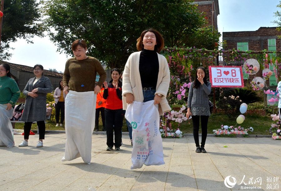  “迎三八”：泉州市泉港區(qū)的女干部在開展戶外拓展活動(dòng)。林弘梫攝