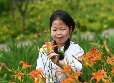 （圖片故事）（1）讓夢(mèng)想開花的“地貧”女孩